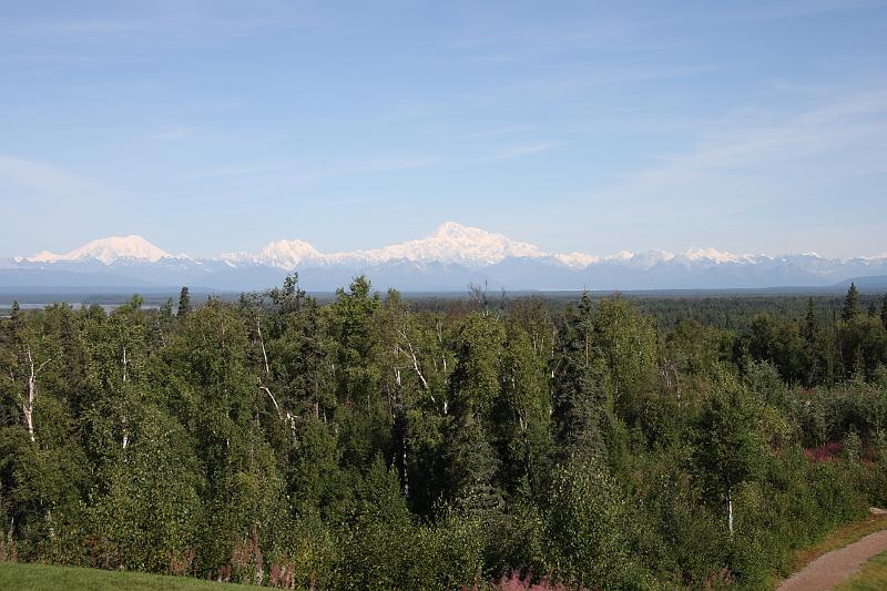 alaska519.JPG - Great view of the whole mountain range.
