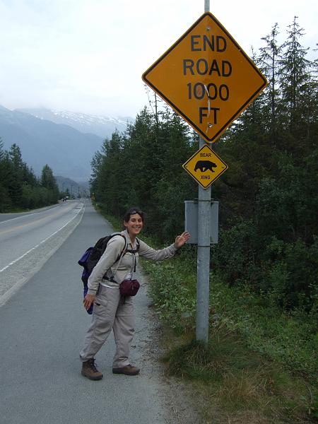 alaska691.JPG - L' follows the signs and crosses where the bears are.
