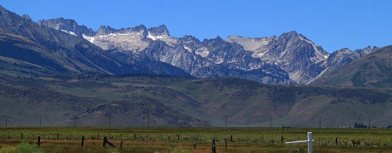 backpacking052.JPG - View of the Eastern Sierras.  This is the Sawtooth Range.