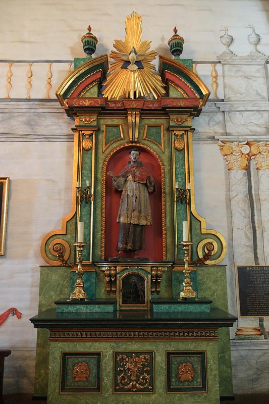 sonoma09.JPG - This altar dates from around 1808.