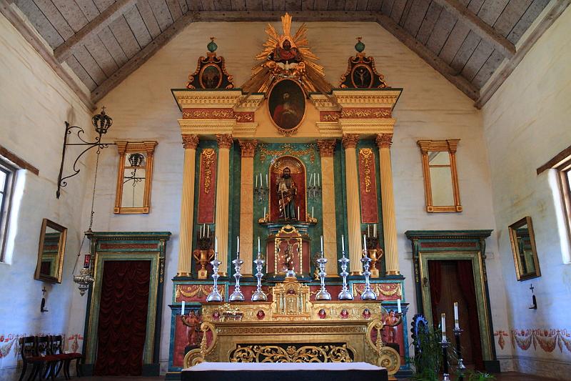 sonoma10.JPG - The main alter has art from the 15th and 18th century.