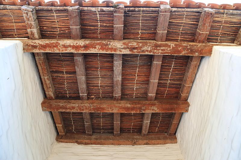 sonoma16.JPG - The roof is made of 12,000 hazelwood branches tied together with rawhide.