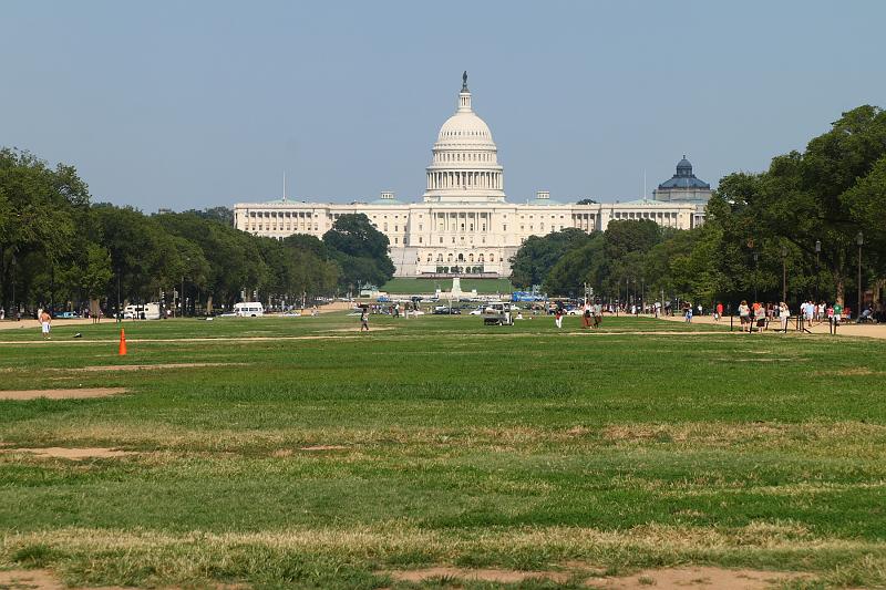 washington006.JPG - Photos from the Mall (not that kind of mall).  Something must be wrong- there is no scaffolding in front of the capitol.