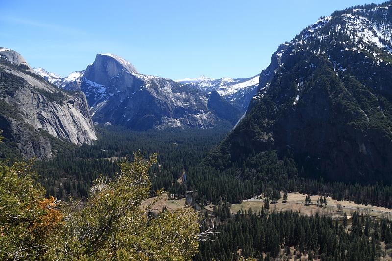 yosemite2010_015.JPG - View of Yosemite Valley and Half dome.