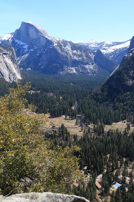 yosemite2010_016.JPG - View of Yosemite Valley and Half dome.