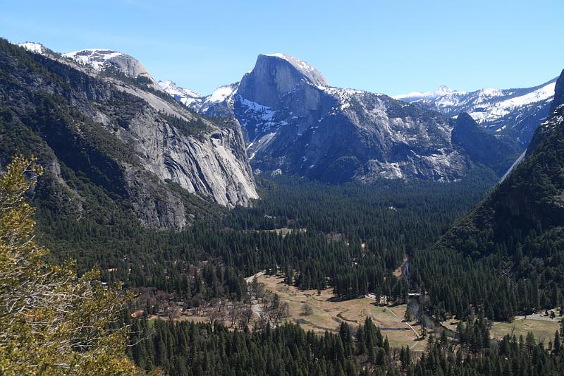 yosemite2010_017.JPG - View of Yosemite Valley and Half dome.