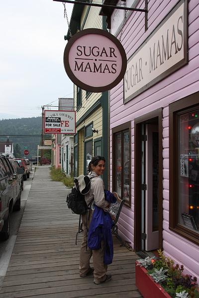 alaska628.JPG - Skagway.  L', always humoring me with funny photos.