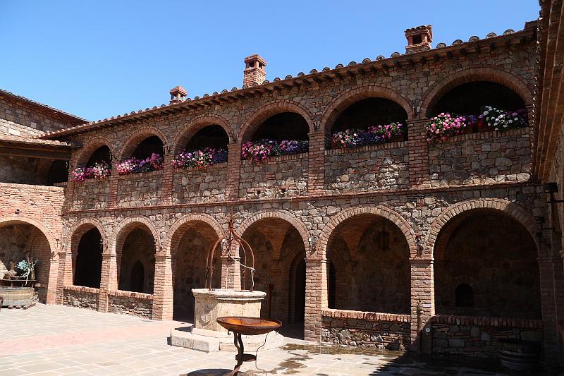 napa16.JPG - Not quite the great European castles, but certainly closer to home.